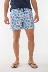 Short de baño azul con estampado de flamencos.