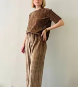 Pantalón palazzo color moka de terciopelo plisado con cintura alta y corte holgado.