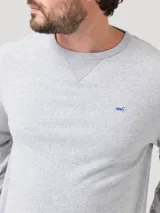 Buzo de algodón orgánico color gris melange, de diseño clásico con cuello redondo, manga larga y terminaciones en rib. Cuenta con un pequeño parche bordado con forma de pato en el pecho.