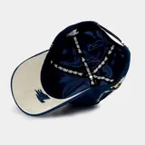 Gorra tipo baseball color azul marino con bordado frontal del logo de los New York Yankees y la inscripción New York en tipografía cursiva. Presenta visera curva y ajuste posterior.