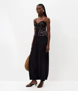 Pantalón de viscosa color negro, con diseño amplio estilo aladín, caída liviana y cintura elástica.