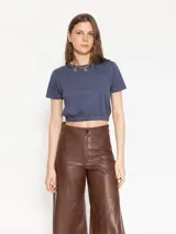 Remera corta azul con escote redondo y mangas cortas.