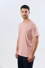 Remera lisa de manga corta y cuello redondo, color gris oscuro, de calce cómodo con pequeño logo bordado en el pecho.