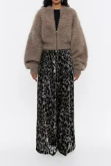 Pantalón de terciopelo con estampado animal print en tonos grises y verdes. Diseño jogger con cintura elástica, pliegues delanteros y bolsillos laterales.