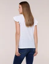 Blusa blanca de broderie con escote redondo, canesú en V con detalles de encaje y mangas cortas tipo mariposa.