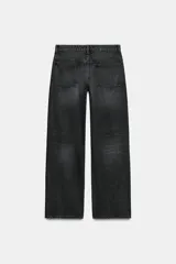 Jeans de tiro medio con corte relajado y diseño de cinco bolsillos. Presenta trabillas en la cintura, cierre frontal con cremallera y botón metálico, con un acabado de lavado desgastado.