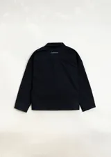 Camisa de gabardina negra de diseño unisex y corte holgado. Cuenta con un cierre frontal de doble camino, cuello camisero y detalles de estampa y bordado en el pecho con el texto 'Low Profile'.