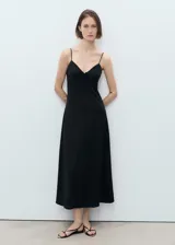 Vestido midi negro con tirantes finos, escote en V y detalle de lazo en el centro del busto. Diseño recto sin mangas y sin cierre.