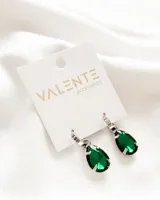 Par de caravanas plateadas con aro y dije colgante en forma de lágrima con cristal verde esmeralda.