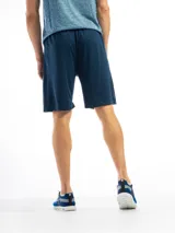 Short deportivo largo negro de poliéster con cintura elástica.