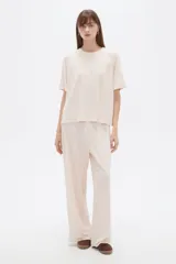 Pantalón ancho de tiro alto, color natural, confeccionado en poliéster con detalles de strass.