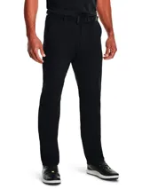 Pantalón de golf negro Under Armour Drive, con corte recto, bolsillos laterales y traseros, y cinturón negro con hebilla metálica.