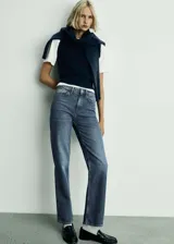 Jeans Matilda de tiro medio y corte recto, confeccionados en tejido 100% algodón denim. Presenta diseño clásico de cinco bolsillos, cierre de cremallera con botón metálico y trabillas para cinturón.