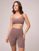 Bralette de microfibra color blanco, con diseño minimalista, escote en V y detalle de encaje en el borde superior. Cuenta con tirantes ajustables y una banda elástica inferior para mayor soporte.