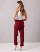 Pantalón sastrero slim negro de tiro alto, con pretina anatómica, pinzas verticales frontales y cierre oculto. Tiene bolsillos laterales inclinados y pinzas traseras para un ajuste favorecedor.