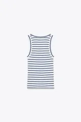 Top de escote redondo y tirantes, con acabados en rib.