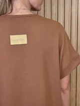 Vestido largo tipo remerón, suelto y cómodo, de corte recto con mangas cortas y cuello redondo.