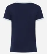 Blusa baby tee marrón de manga corta y corte ajustado, con cuello redondo y ribetes en las mangas de color blanco marfil.