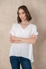 Blusa blanca de mangas cortas con escote en V.