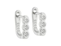 Aros de plata 925 con tres circonias blancas dispuestas en línea vertical.