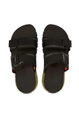 Sandalias Kenner negras con ajuste de hebilla y suela con diseño geométrico en verde militar.