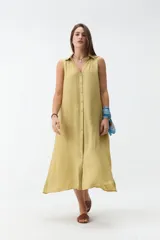 Vestido midi sin mangas de color verde, con cuello camisero y cierre frontal de botones.