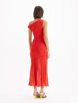 Vestido largo negro de corte sirena con escote asimétrico caído en un hombro. Presenta falda con paneles transparentes y plisados verticales a partir de las rodillas.