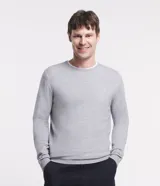 Suéter de punto para hombre, color gris claro, con cuello redondo, sisas ligeramente desplazadas y bajo y puños acanalados.