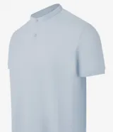Chomba celeste de corte slim, confeccionada en tejido piquet texturizado de algodón, con cuello mao y cierre frontal parcial con botones.