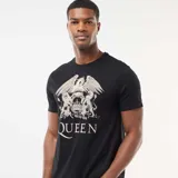 Camiseta negra de manga corta con cuello redondo y estampado frontal de la banda Queen en tonos claros.