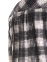 Sobrecamisa de tejido soft con interior afelpado, diseño a cuadros en tonos azules y blancos, cuello con solapa, cierre frontal con botones y bolsillos aplicados en el pecho.