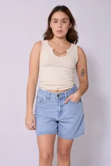 Short de jean celeste de tiro alto y corte recto.