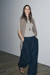 Camiseta gris jaspeada de manga tres cuartos y cuello redondo, corte ajustado (slim fit).