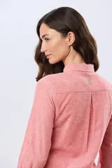Camisa de lino lisa de manga larga, con cuello clásico y cierre frontal de botones.