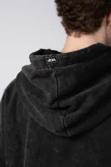 Buzo canguro de corte oversize en color verde con efecto de teñido desgastado. Cuenta con capucha, bolsillo frontal tipo canguro y puños acanalados.