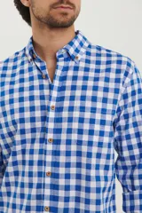 Camisa a cuadros marrón y blanco, de manga larga y corte clásico.