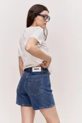 Bermuda de jean tiro alto en color azul, con cierre y botón al frente y diseño clásico de cinco bolsillos.