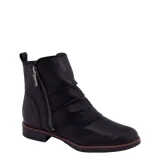 Bota de caña baja Bottero, color negro, confeccionada en cuero con detalle de frunces horizontales en el empeine y cierre lateral metálico.