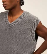 Chaleco masculino de punto color gris con efecto desteñido, corte boxy, cuello en V y barras contrastantes en el cuello y el dobladillo.