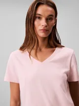 Remera de algodón rosada con cuello en V, manga corta, corte regular y pequeño logotipo de archivo bordado en el pecho.