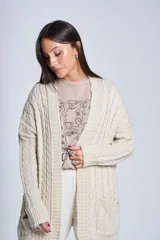 Cárdigan negro tejido con diseño de ochos, corte holgado y bolsillos frontales.