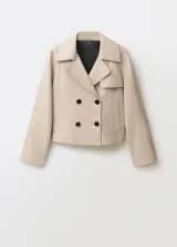Abrigo corto tipo chaqueta de cuero ovino color beige, con diseño de doble botonadura, solapas con muesca y manga larga.