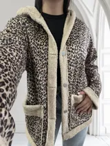 Campera con capucha con estampado animal print y forro de piel sintética color crema.