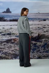 Cardigan de punto con diseño de rayas horizontales en blanco y negro, cuello redondo y cierre frontal con botones de colores.