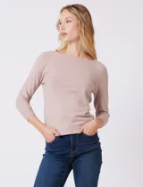 Buzo de tejido fino color beige, con cuello redondo, mangas tres cuartos y diseño raglán.