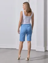 Bermuda color beige de gabardina elastizada, marca Zac & Rachel. Pretina ancha elastizada.