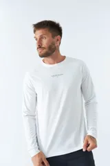 Remera básica de hombre color blanco, de manga larga y escote redondo, con logo y arte estampado en el pecho que dice "NEVER STOP EXPLORING Established in Torino, Italy. Since 1971".