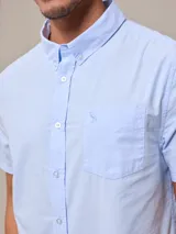 Camisa de manga corta marca Polanco, confeccionada en algodón, con cuello abotonado y bolsillo frontal.