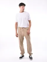 Pantalón deportivo negro, tipo jogging, con cordón ajustable en la cintura y puños elásticos en los tobillos.