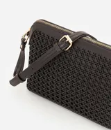 Bolso bandolera Satinato en color marrón oscuro, de diseño compacto y estructurado, confeccionado en poliuretano (PU) texturizado. Presenta trama calada en la parte frontal, cierre superior con cremallera metálica dorada y correa larga ajustable para llevar cruzada.